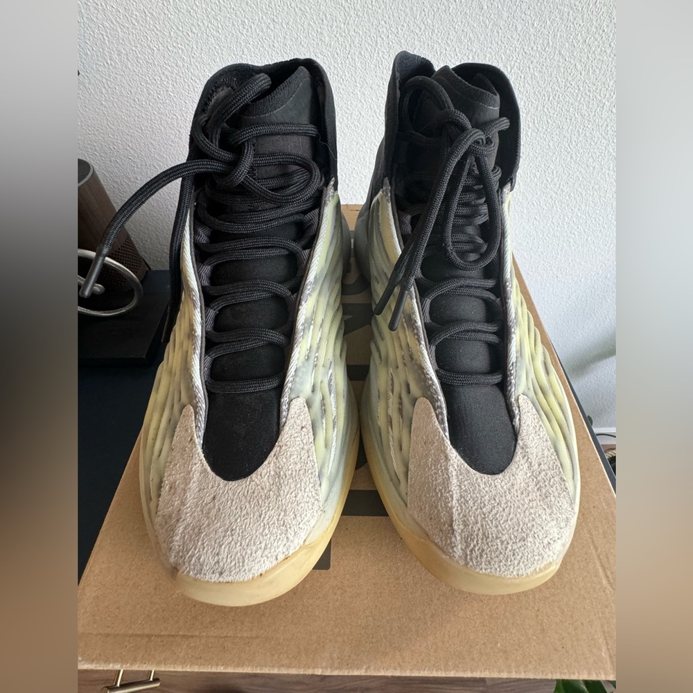 Yeezy QNTM BSKTBL size 8.5